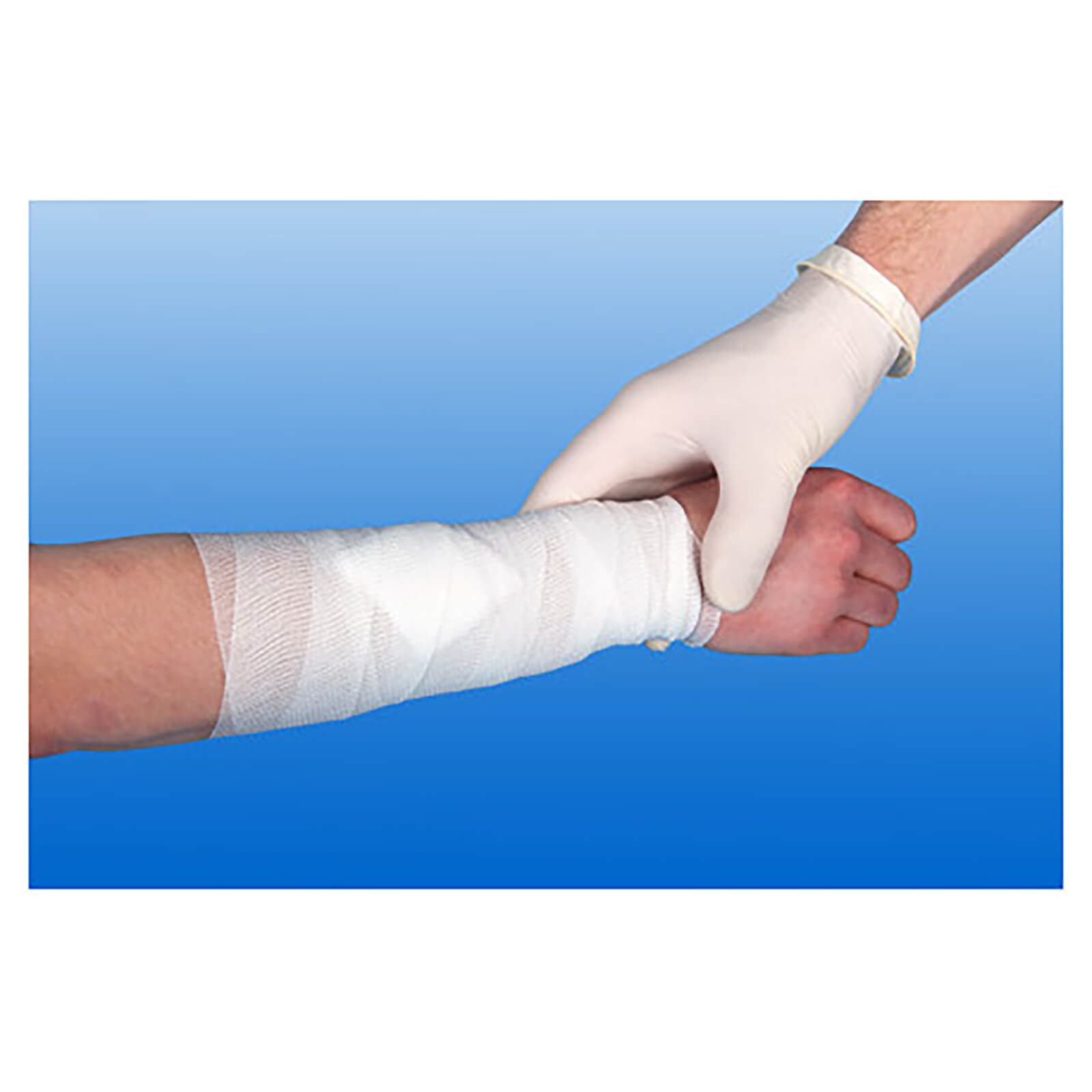 Ein Arm mit Verband, der von einer Hand in einem Handschuh gehalten wird. Der Verband ist weiß und umwickelt den Unterarm.