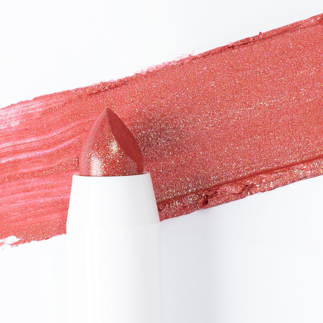 Ein rosafarbener Lippenstift mit schimmerndem Finish und einem Farbmuster.