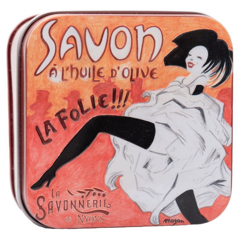 Geschlossene Metallbox mit Aufdruck einer Tänzerin. Text: Savon, à l'huile d'olive, La Folie!!! Marke: La Savonnerie de Nyons.