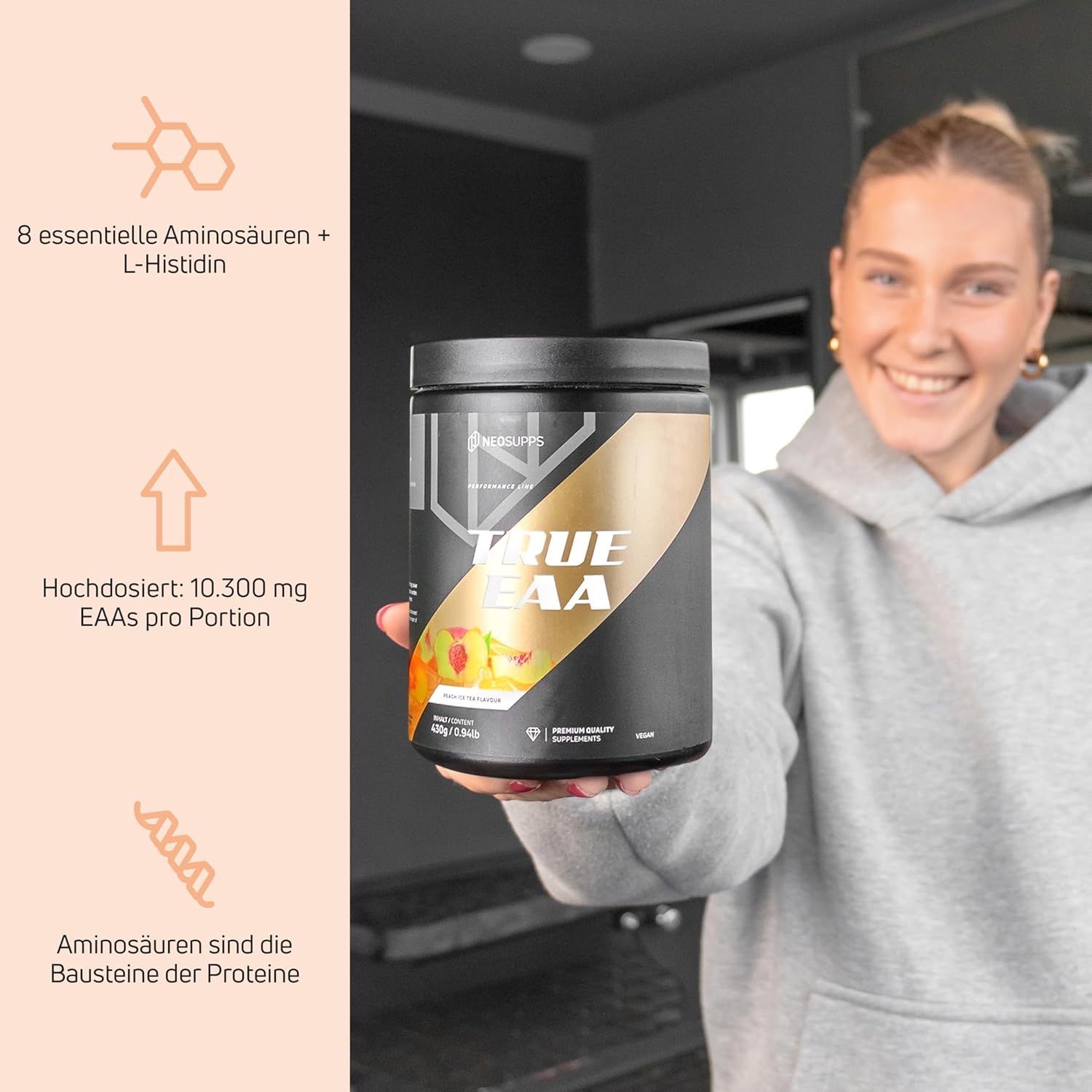 Schwarze Dose mit "TRUE EAA"-Etikett. Frau hält Dose. Text: 8 essentielle Aminosäuren + L-Histidin, hochdosiert 10.300 mg EAAs pro Portion.