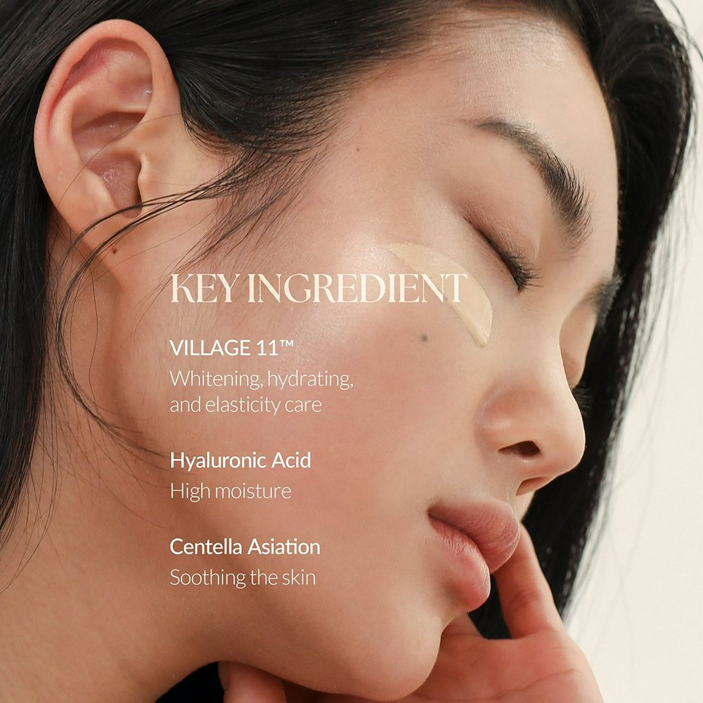Nahaufnahme eines Gesichts mit BB Cream. Text: Key Ingredient, Village 11, Hyaluronsäure, Centella Asiatica.