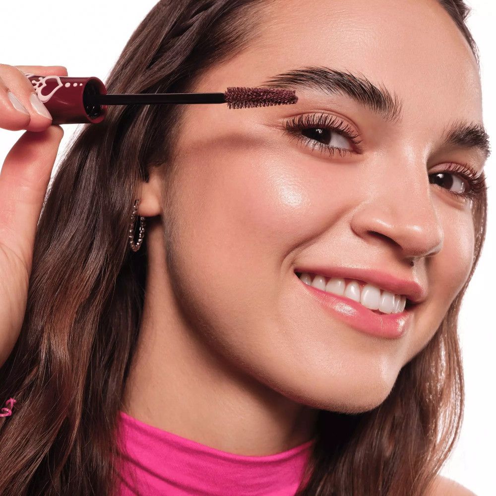 Frau trägt Mascara auf. Mascarabürste am Auge. Produkt: Essence Lash Princess.