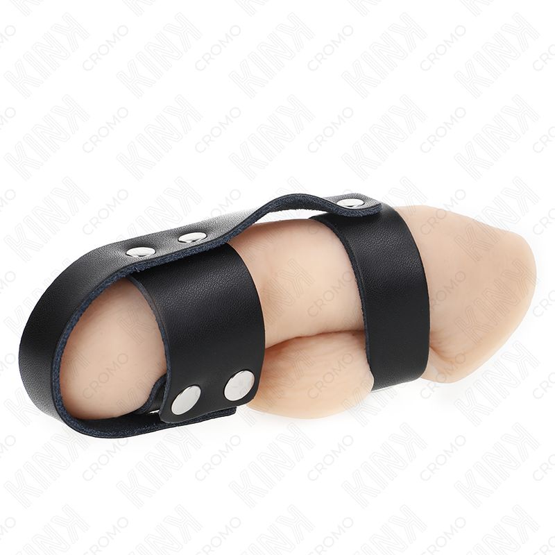 Penisring aus Leder, schwarz, mit drei Druckknöpfen. Gezeigt an einem Modell. Der Ring umschließt den Penis.