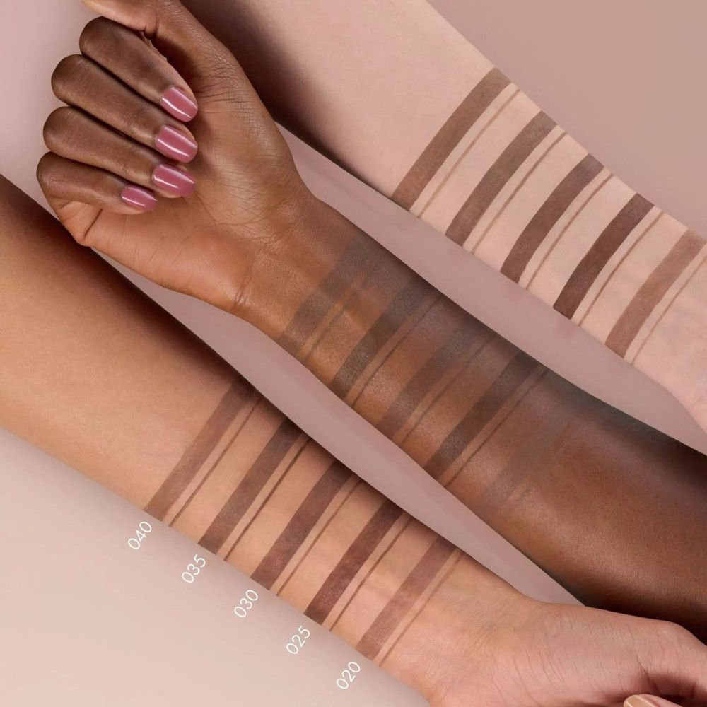 Arme mit verschiedenen Brauntönen. Aufschrift: 040, 035, 030, 025, 020. Verschiedene Hauttöne.