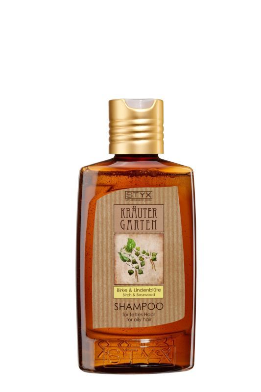 Braune Shampoo-Flasche mit goldfarbenem Verschluss. Aufschrift: STYX Kräutergarten Shampoo für fettes Haar. Enthält Birke & Lindenblüte.