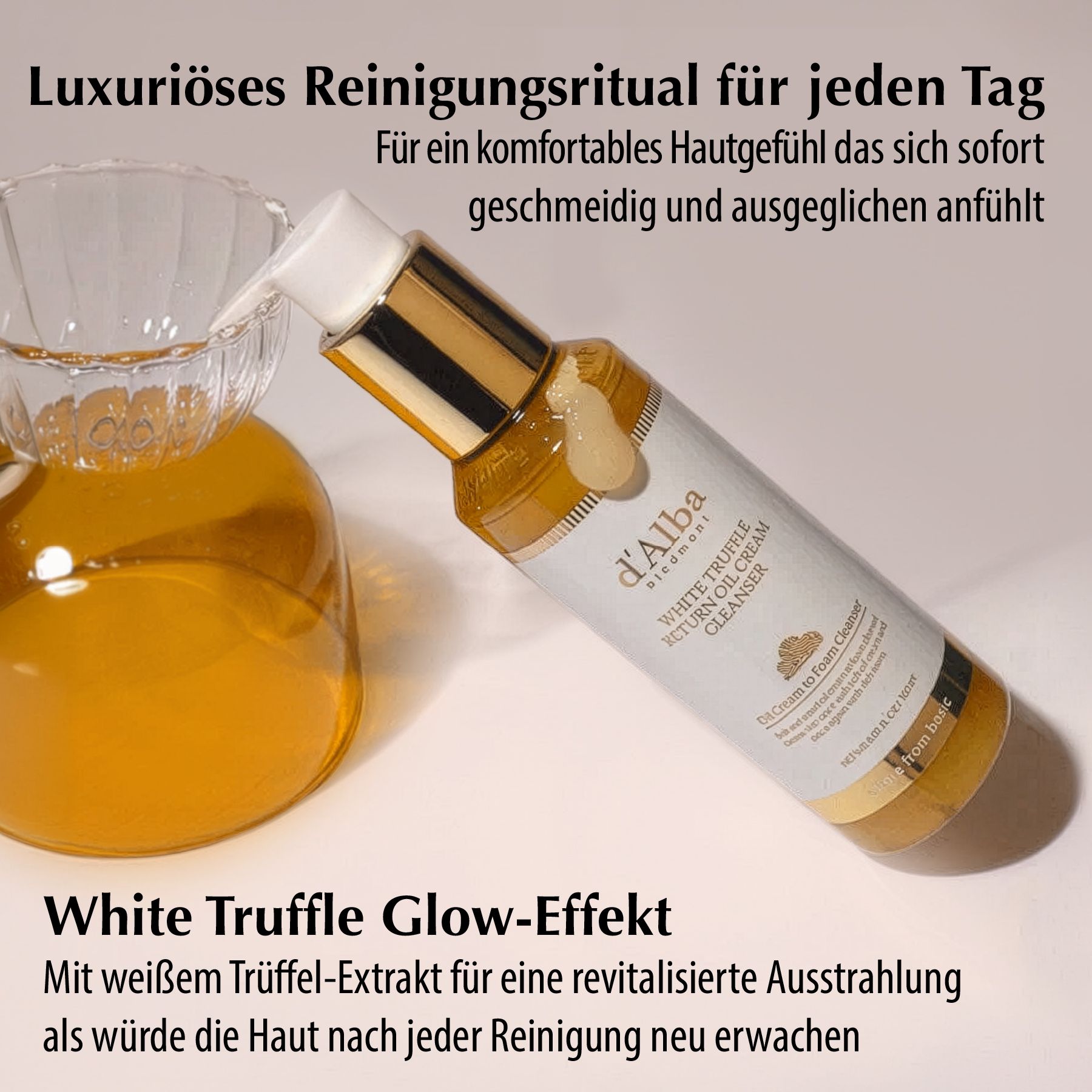 d'Alba White Trüffle Return Oil Cream Cleanser. Goldfarbene Flasche mit Spender. Text auf Etikett. Auf Tisch.