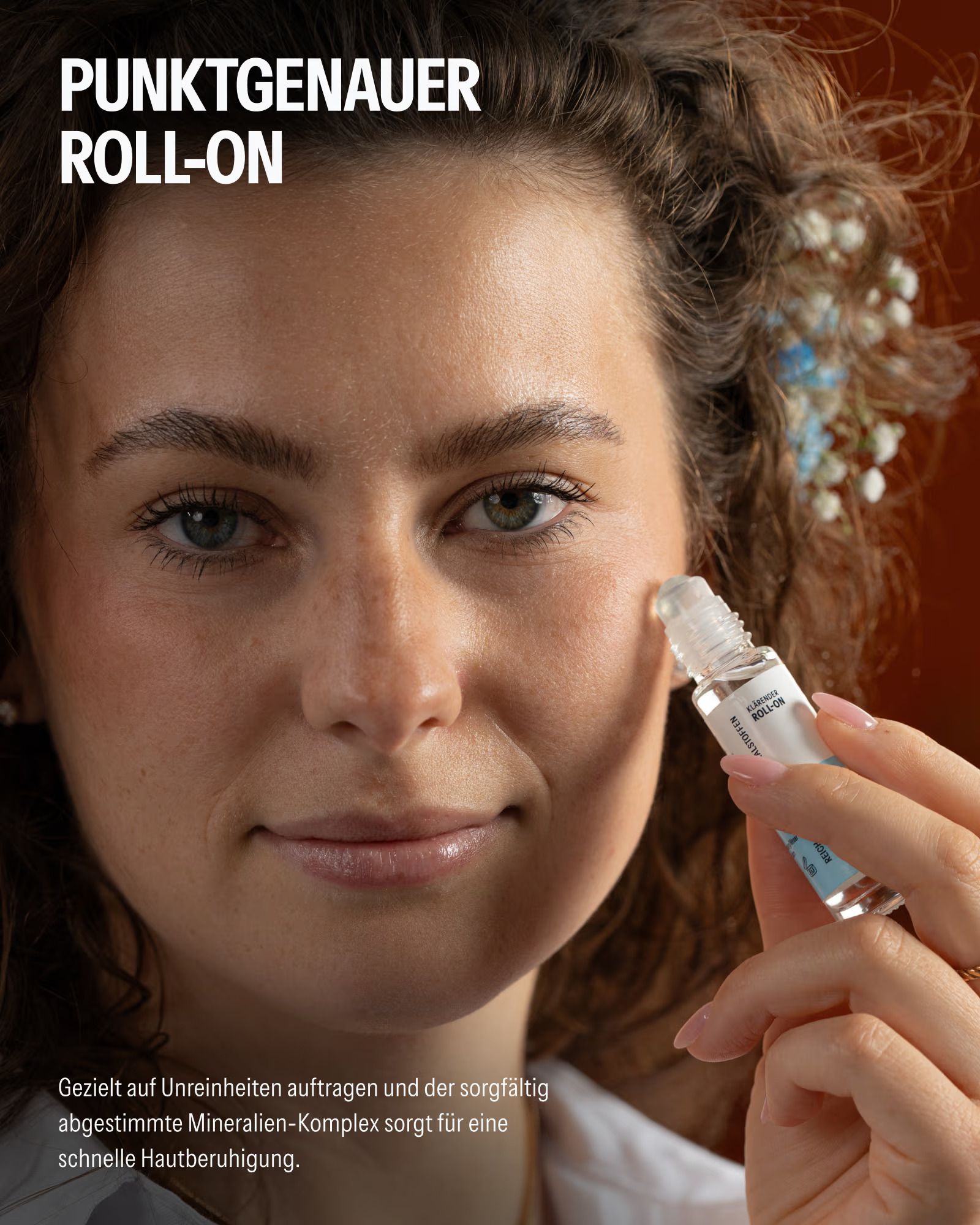 Frau trägt Source Lab klärenden Roll-On auf die Wange auf. Der Roll-On ist 10 ml.
