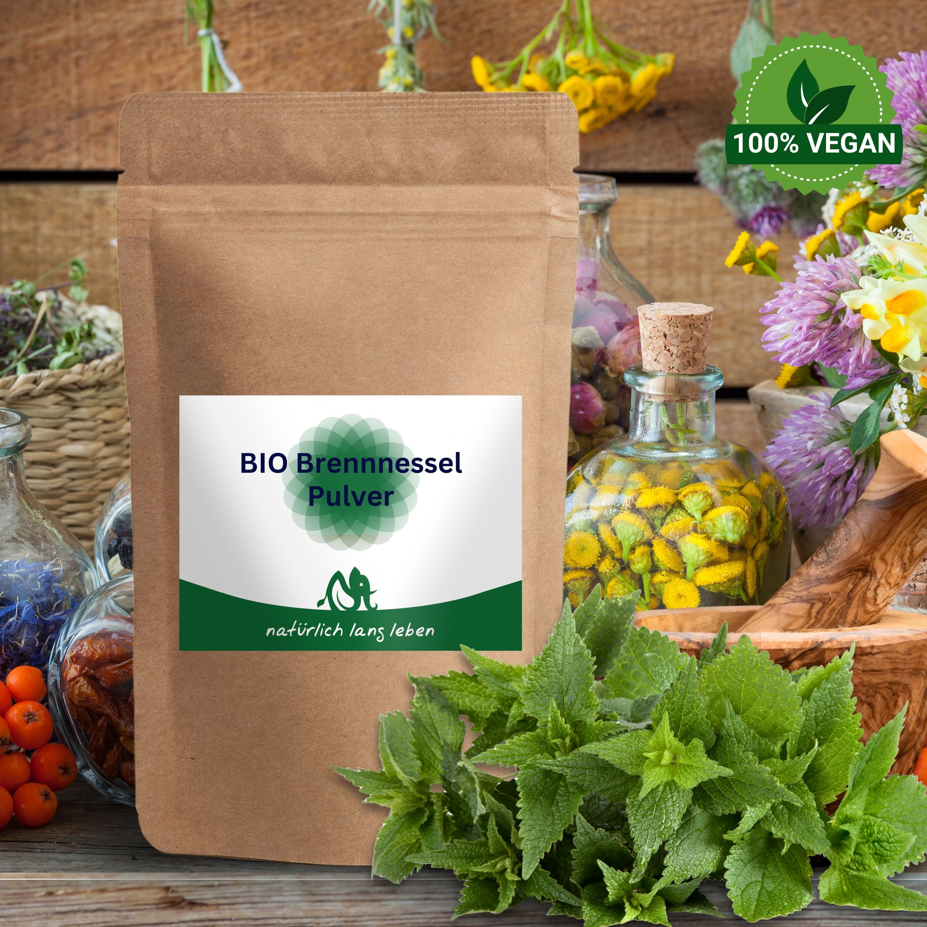 Braune Tüte mit Etikett: BIO Brennessel Pulver. Grünpflanze und vegan-Siegel. Hintergrund: Kräuter, Blumen, Glasbehälter.