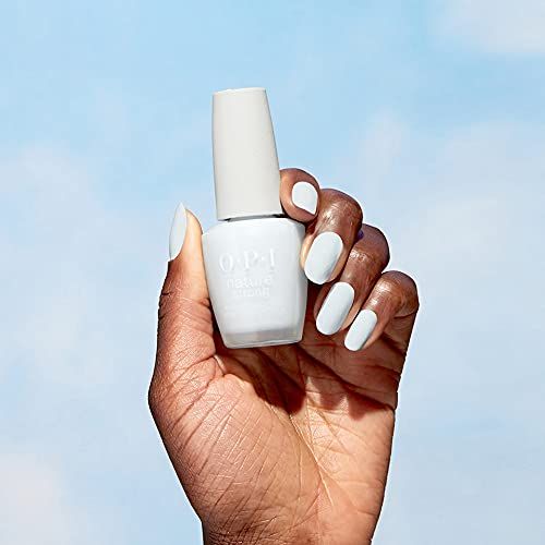 Hand hält hellblauen Nagellackflakon. OPI Nature Strong. Natürlicher Ursprung.
