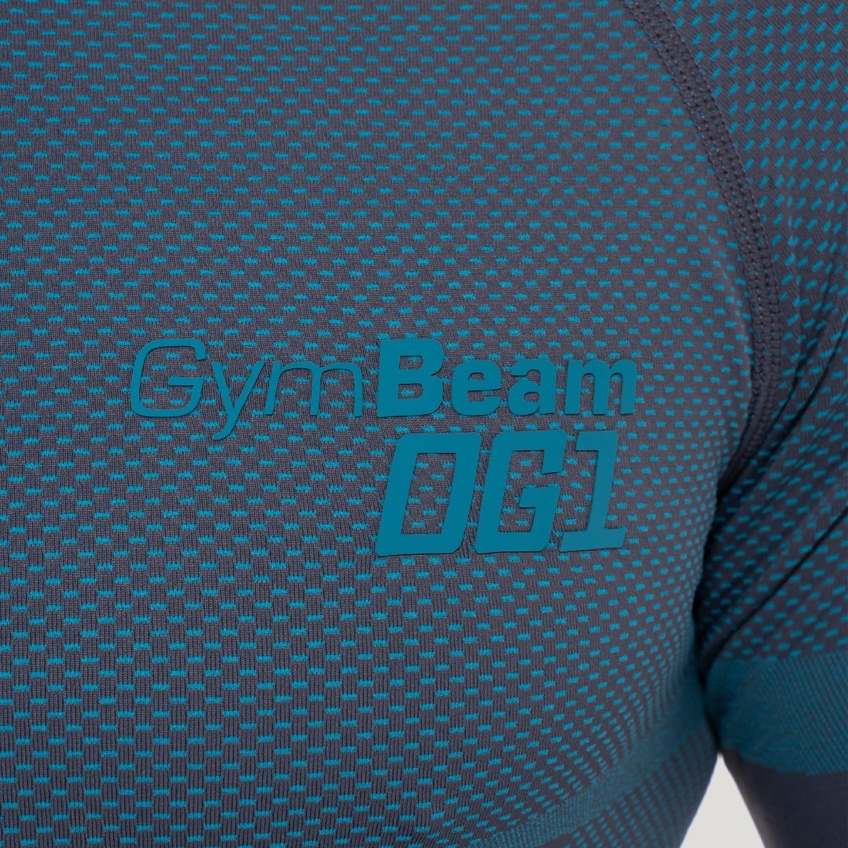 Detailansicht des GymBeam-Logos auf einem grauen Herren-Langarmshirt mit blauem Muster.