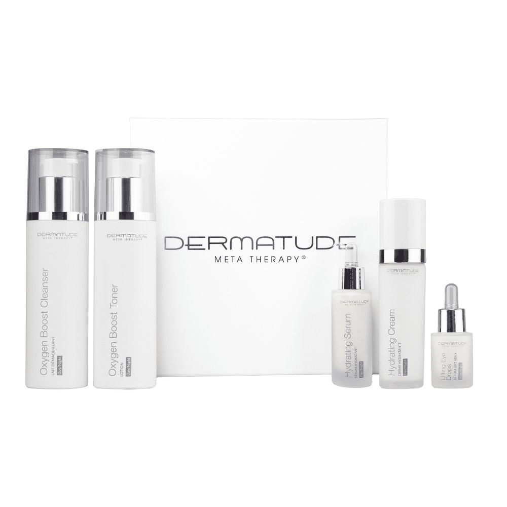 Dermatude Hydrating Skincare Set: Pumpspender und Pipettenflaschen vor einer weißen Box, auf weißem Hintergrund.