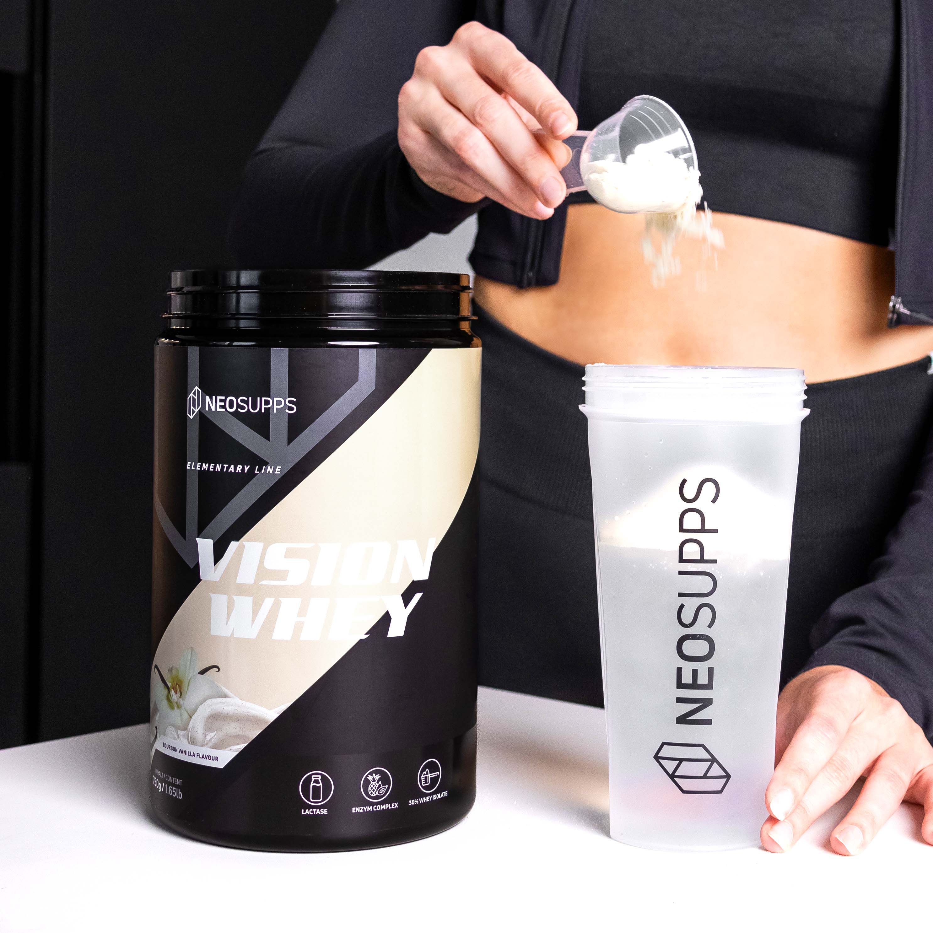 Frau gießt Pulver aus Dose Neosupps Vision Whey in Shaker. Text: Vision Whey, Laktase, Enzymkomplex.
