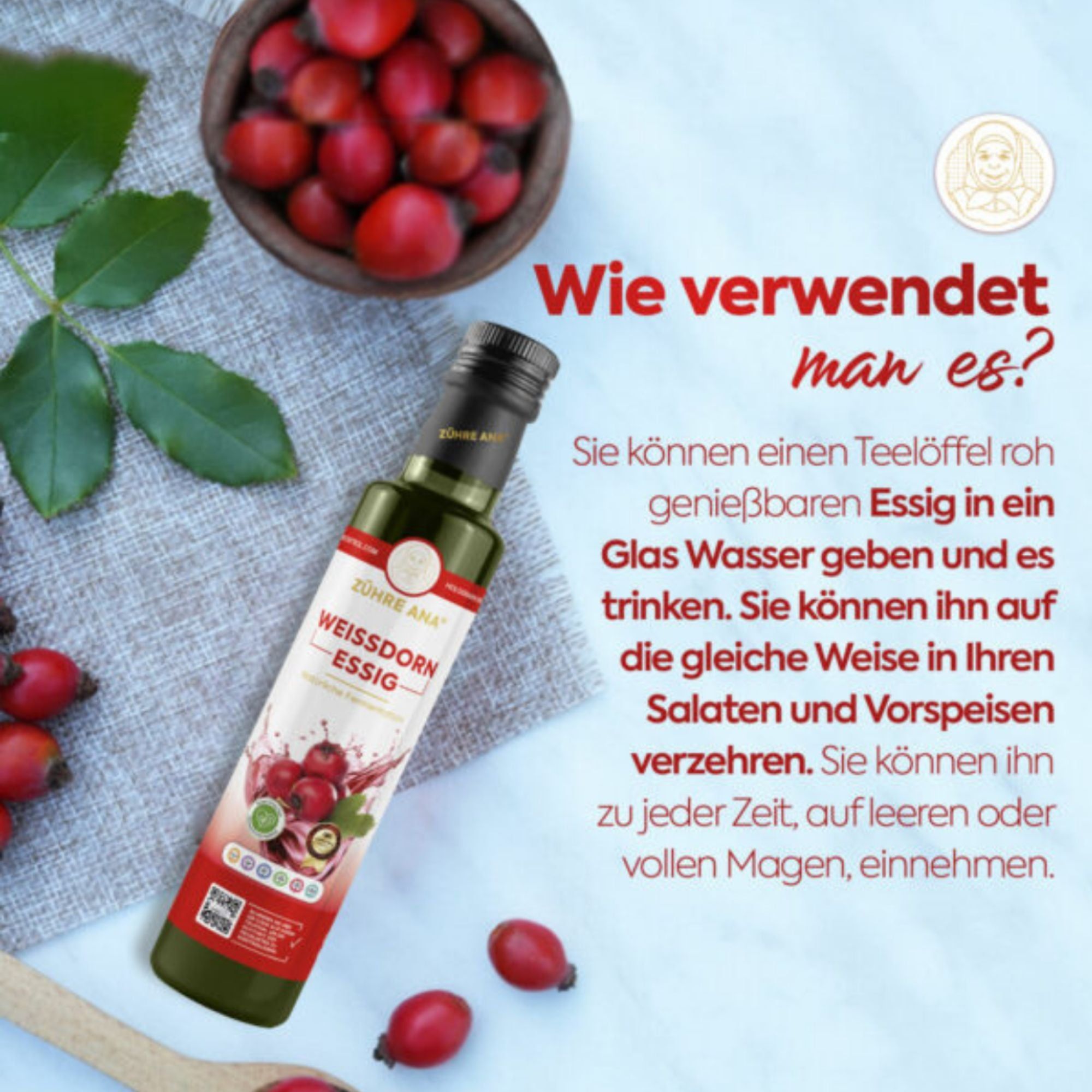 Flasche Zühre Ana Weißdorn Essig neben einer Schale voller Weißdornbeeren und Blättern.