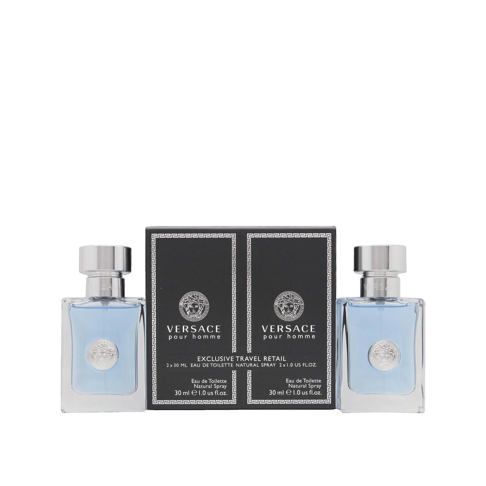 Zwei Flakons und eine Verpackung von Versace Pour Homme. Hellblaue Flüssigkeit in Glasflaschen mit silbernen Verschlüssen. Schwarze Verpackung.