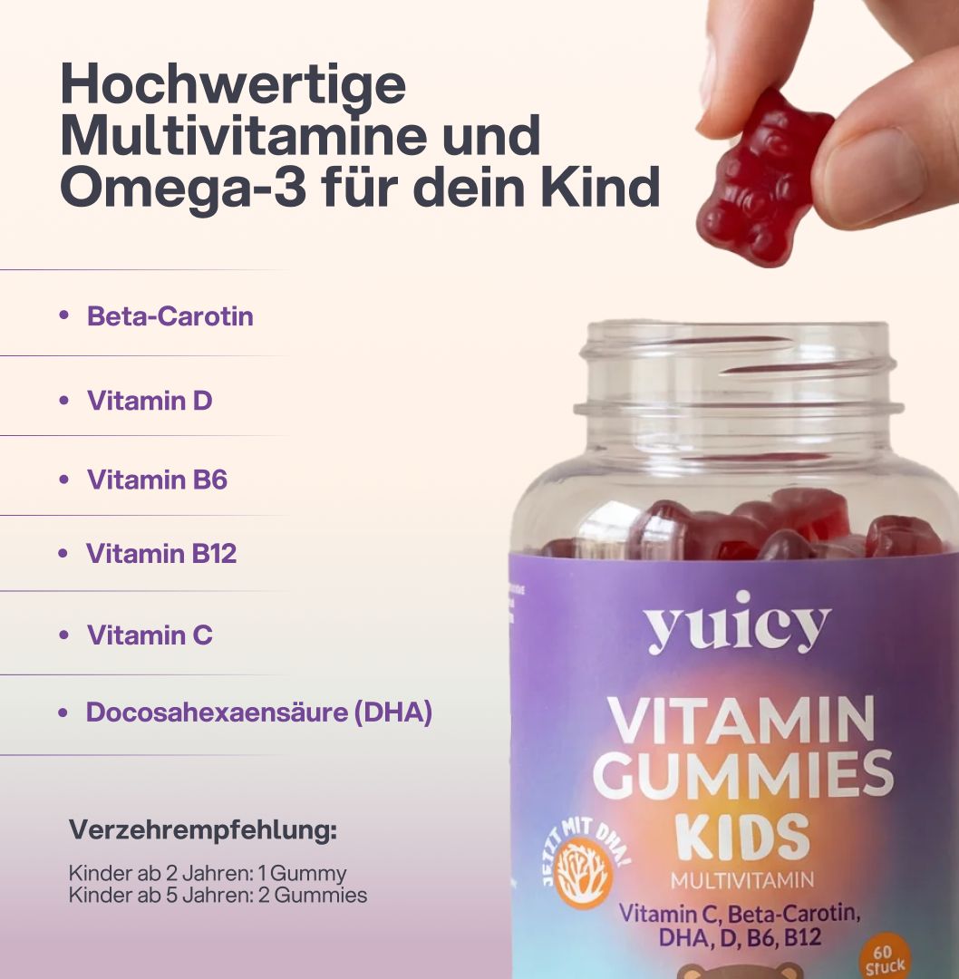 Nahaufnahme einer Hand, die ein rotes Gummibärchen hält. Daneben eine Flasche mit Vitamin Gummies Kids. Auflistung von Vitaminen.