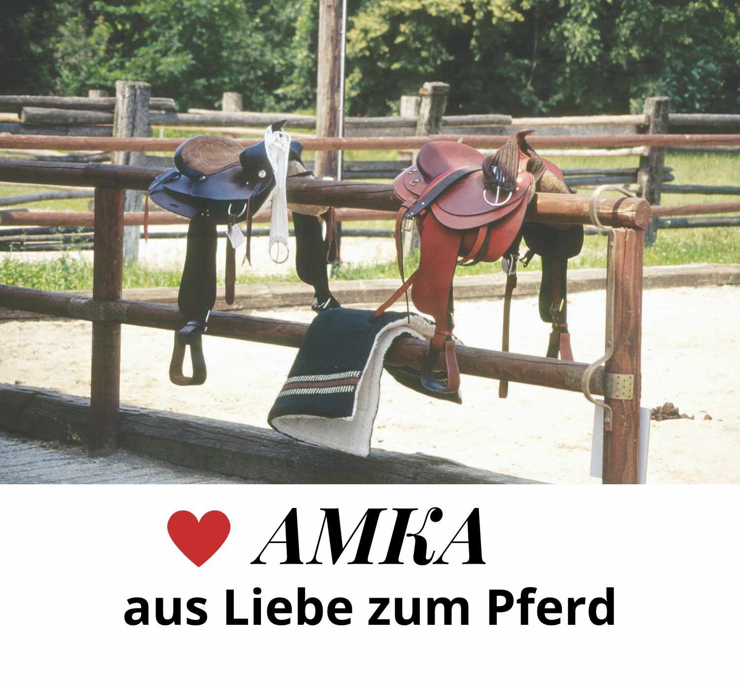 AMKA-Logo unter Sätteln an einem Holzgeländer. Text: "aus Liebe zum Pferd".