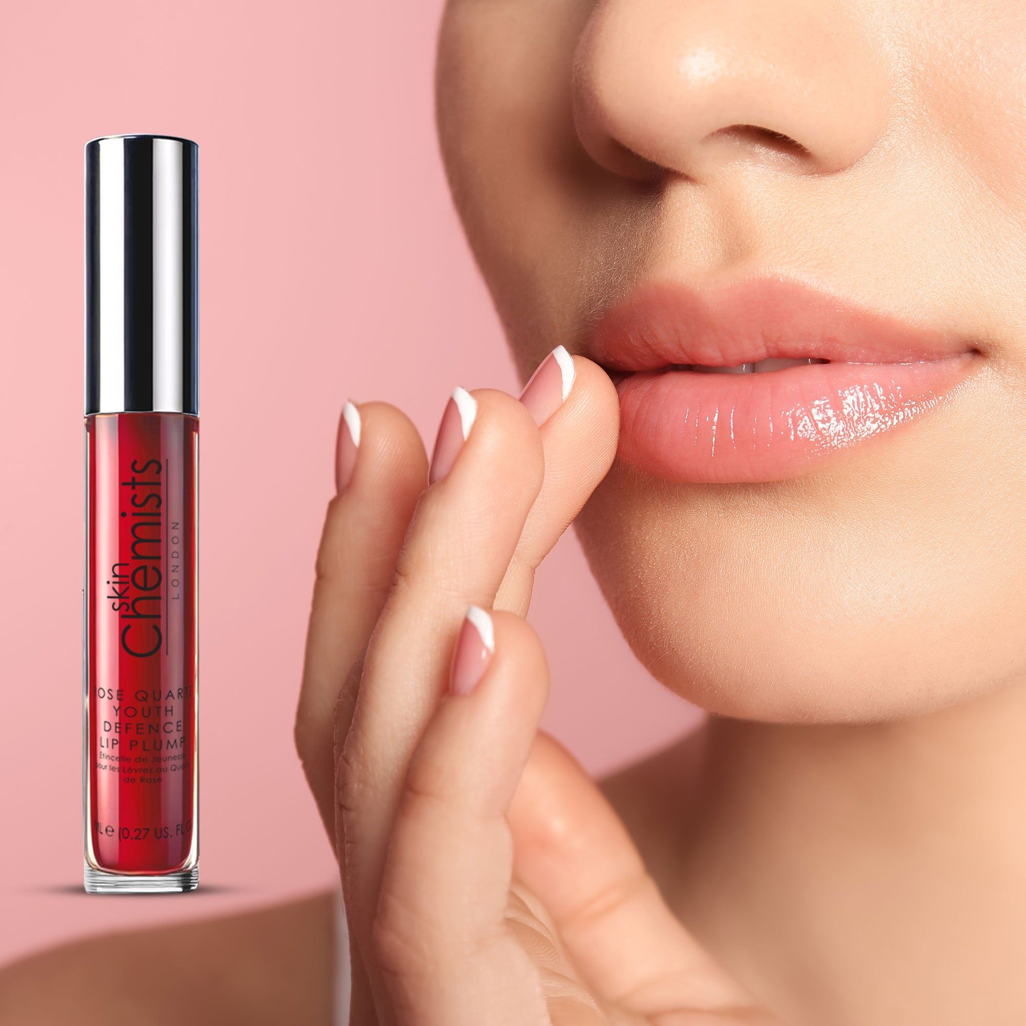 Roter Lip Plump mit silbernem Deckel neben Lippen. Aufschrift: Skin Chemists London, Rose Quartz Youth Defence Lip Plump. Rosa Hintergrund.