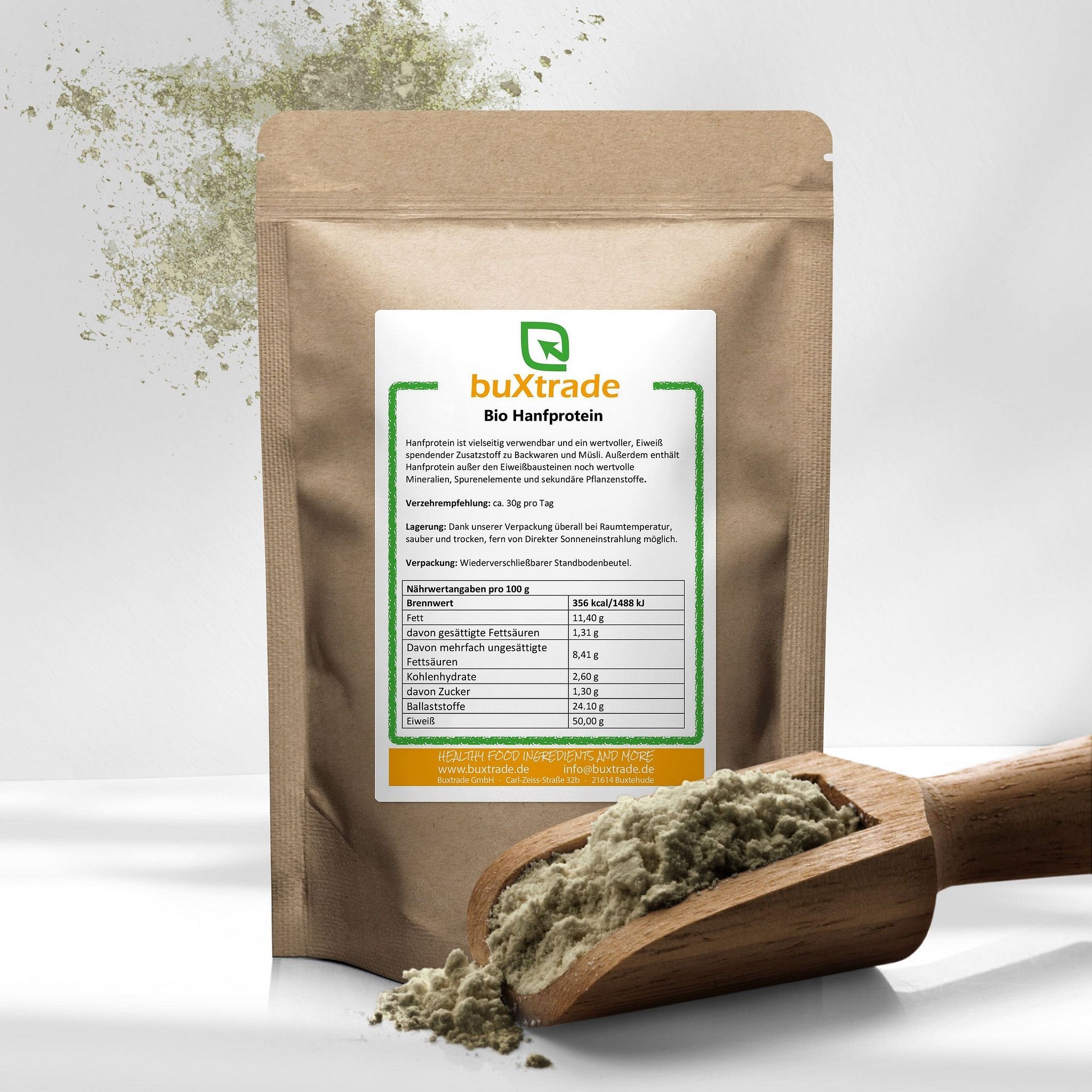 Beutel buXtrade Bio Hanfprotein mit Produktinformationen. Holzschaufel mit Pulver daneben. Braune Papierverpackung.