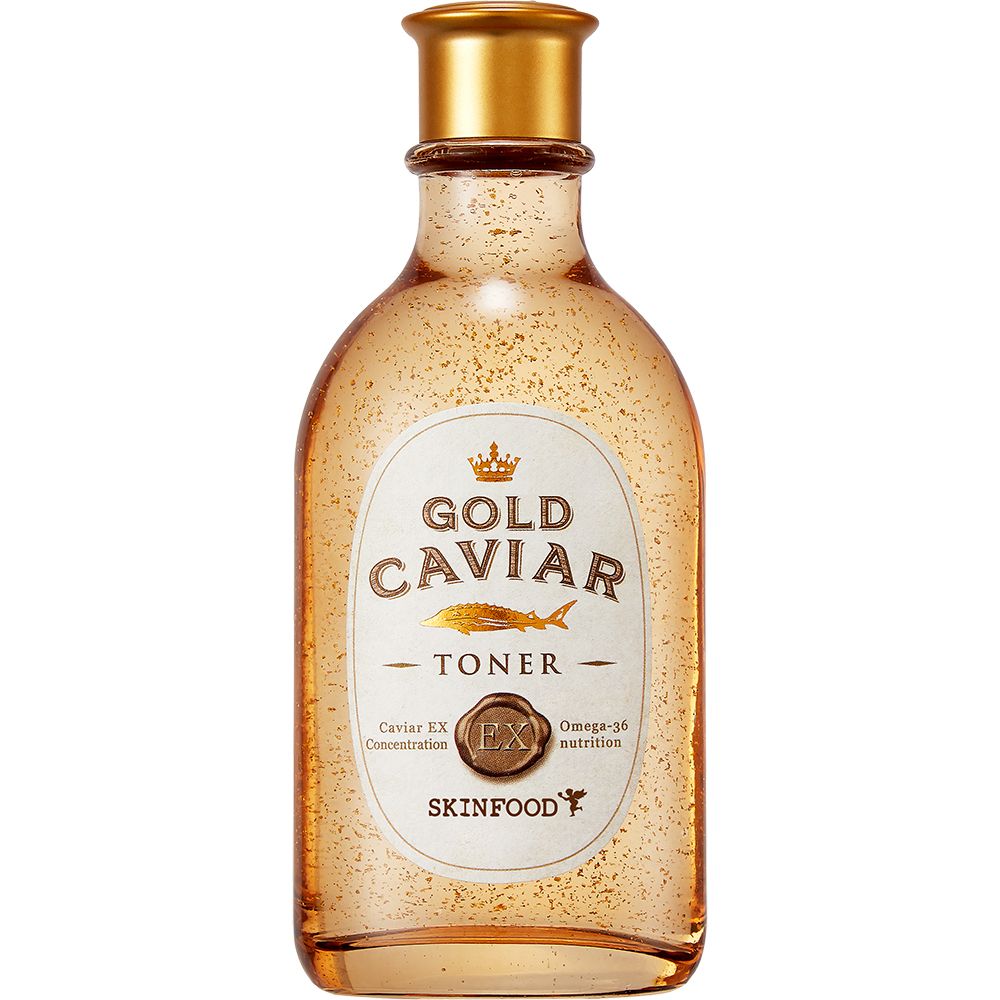 Gold Caviar Toner Flasche. Goldfarbene Flüssigkeit mit goldenen Partikeln. Weißes Etikett mit Schriftzug Gold Caviar, Fisch-Symbol und SKINFOOD.