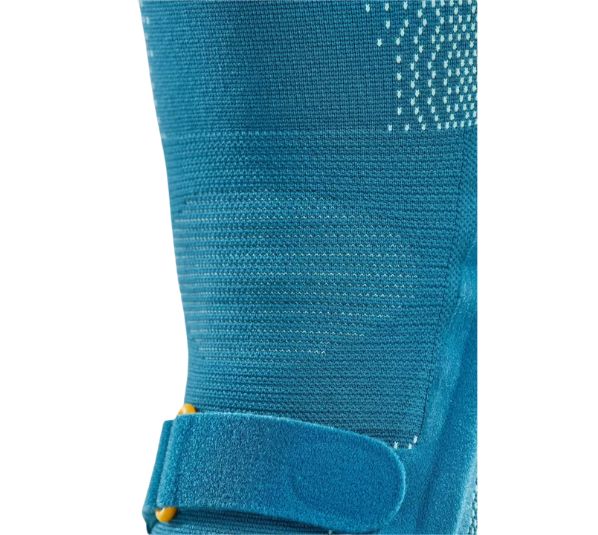 Nahaufnahme der Knieorthese. Detail des Materials und Klettverschlusses. Blau-türkis mit weißen Punkten.
