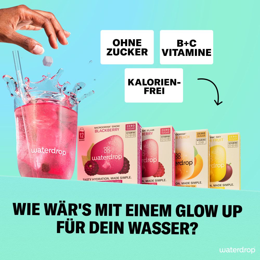 Glas mit rosa Flüssigkeit und Eiswürfeln. Daneben: waterdrop® Microdrink-Verpackungen. Text: Ohne Zucker, B+C Vitamine, Kalorienfrei.