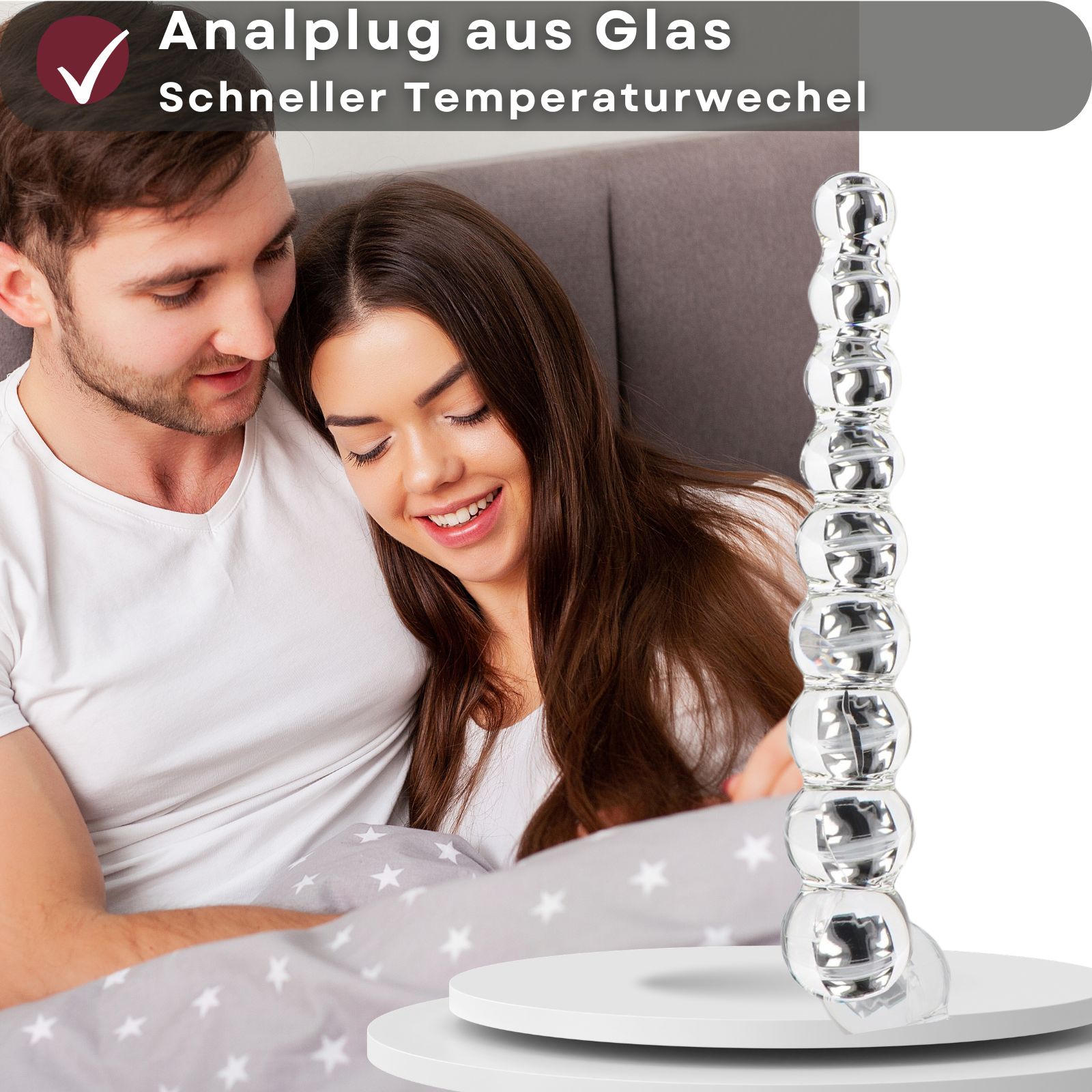 Analplug aus Glas mit 9 Kugeln. Schneller Temperaturwechsel. Paar im Bett, Produkt auf Podest.