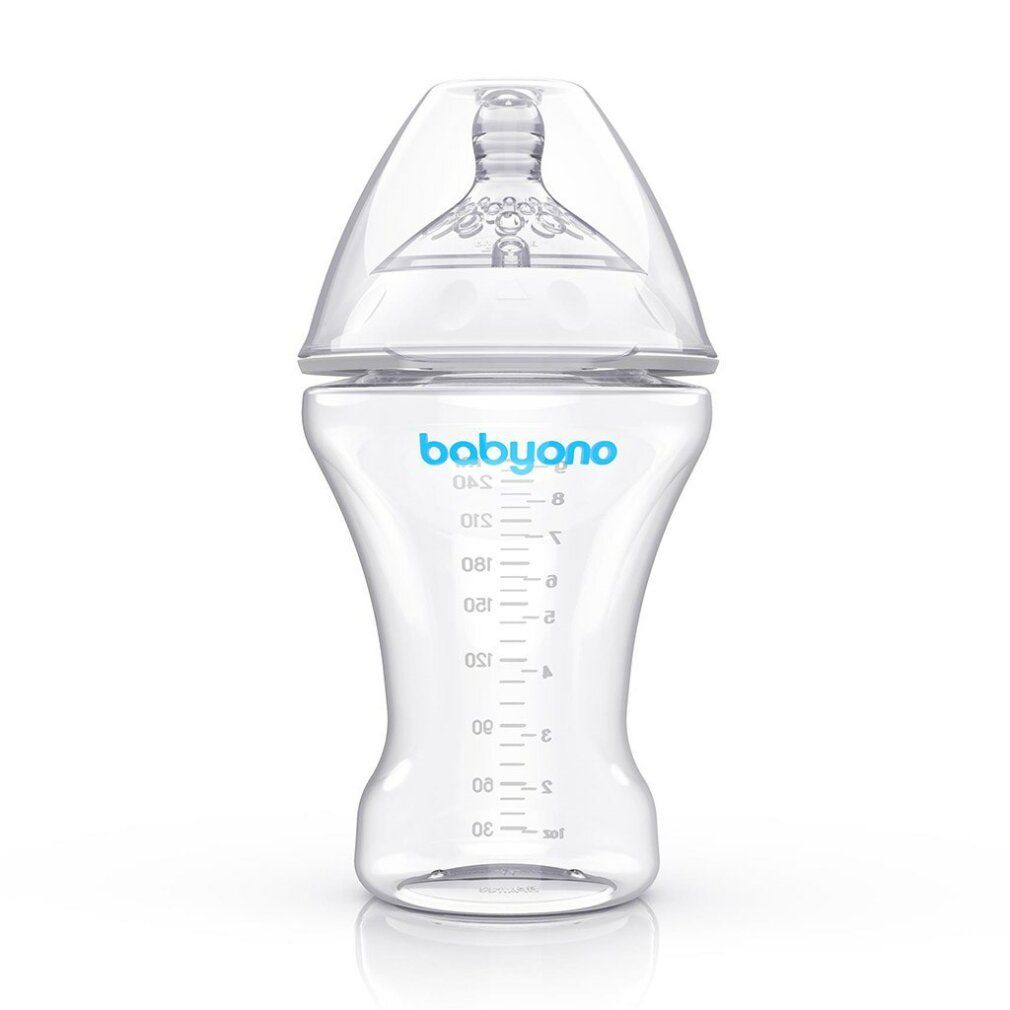 Transparente Babyflasche mit blauem Logo und Messskala. Mit Schnulleraufsatz. Auf weißem Hintergrund.