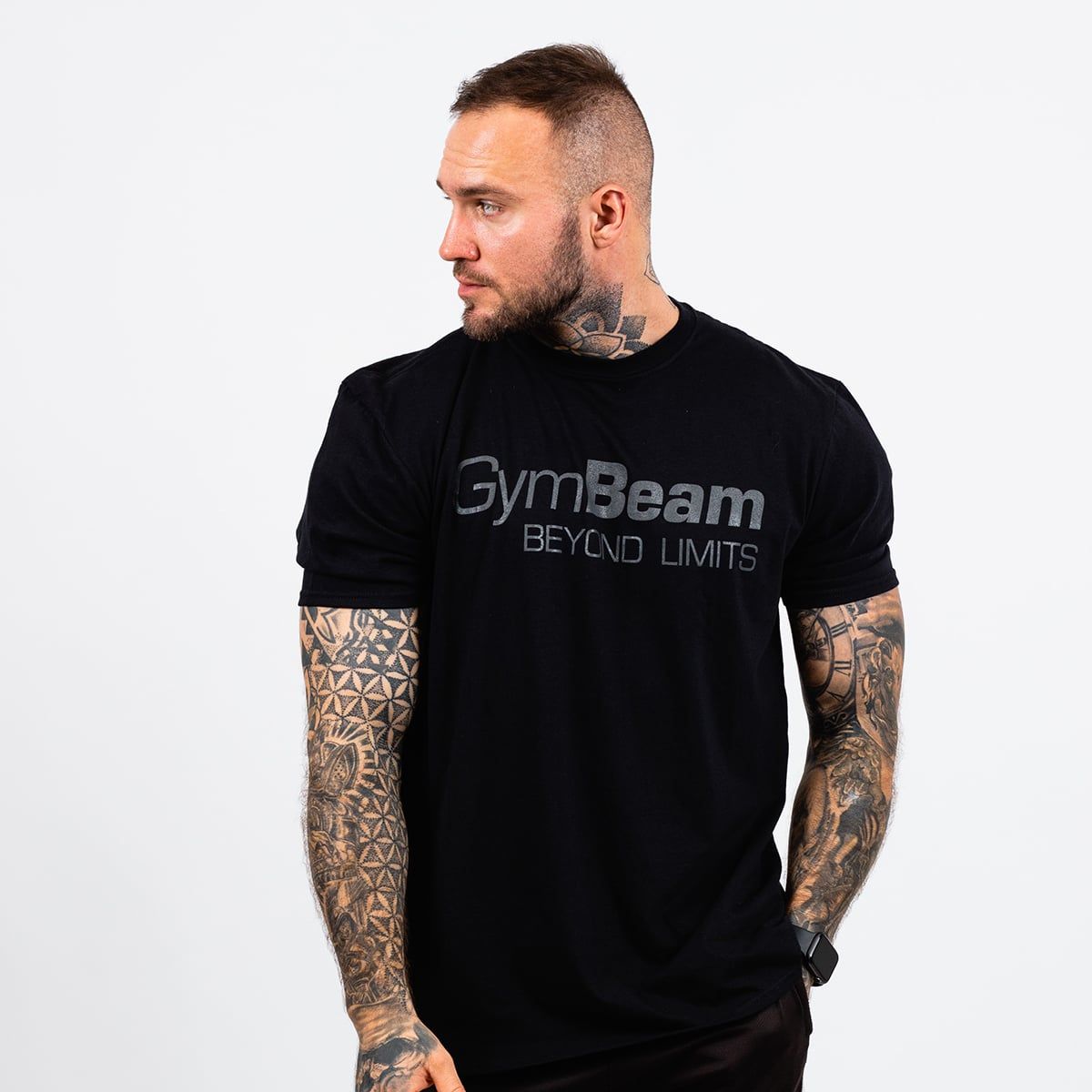 Schwarzes T-Shirt für Herren mit "GymBeam BEYOND LIMITS" Aufdruck auf der Brust.