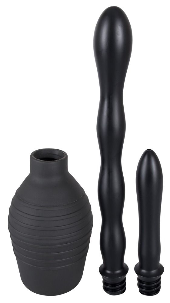 Schwarzes Set aus Pumpball und zwei Aufsätzen. Der Pumpball hat eine geriffelte Oberfläche. Zwei Aufsätze mit unterschiedlichen Formen.