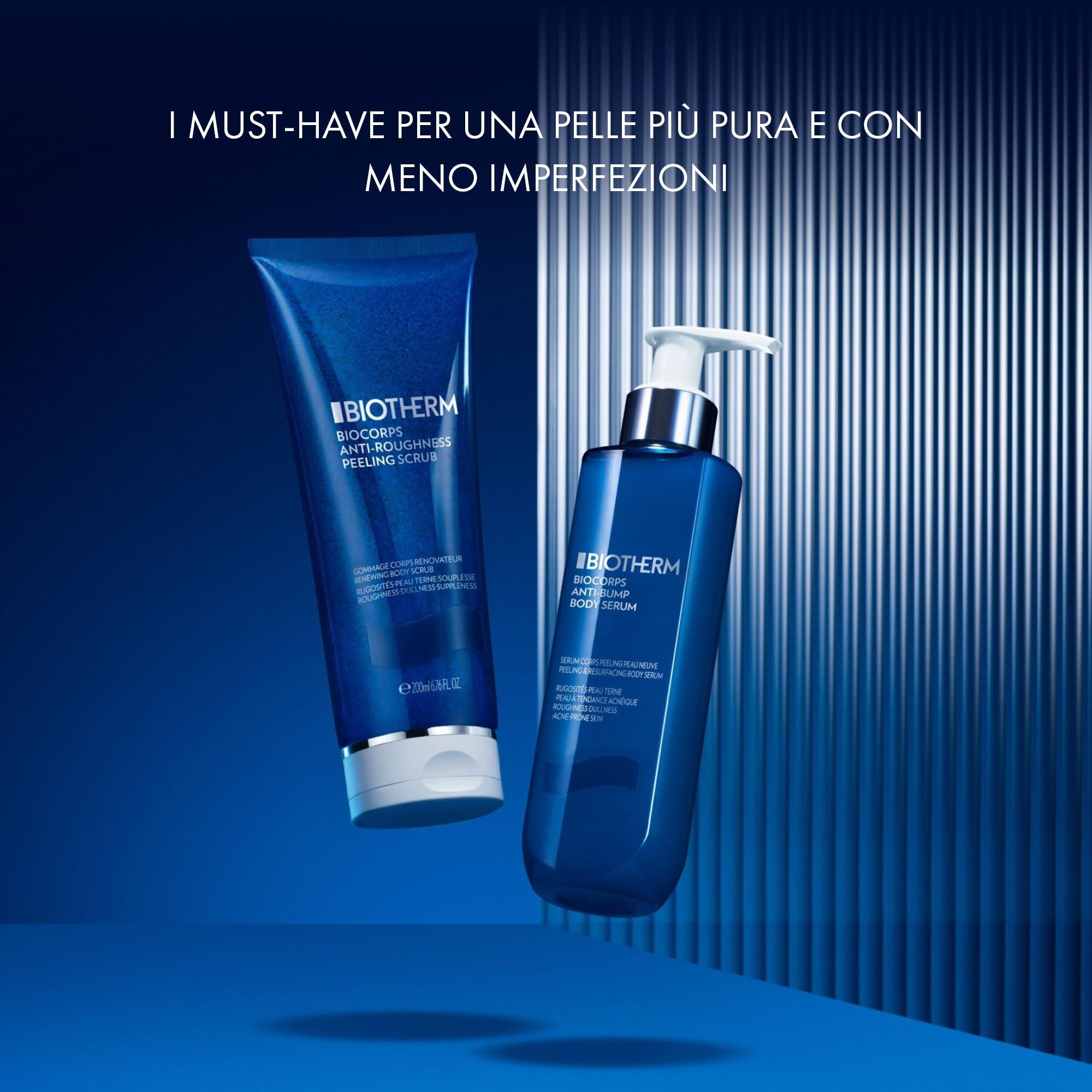 Biotherm Biocorps Körperpeeling Tube schwebt vor einer vertikalen, blauen Kulisse.