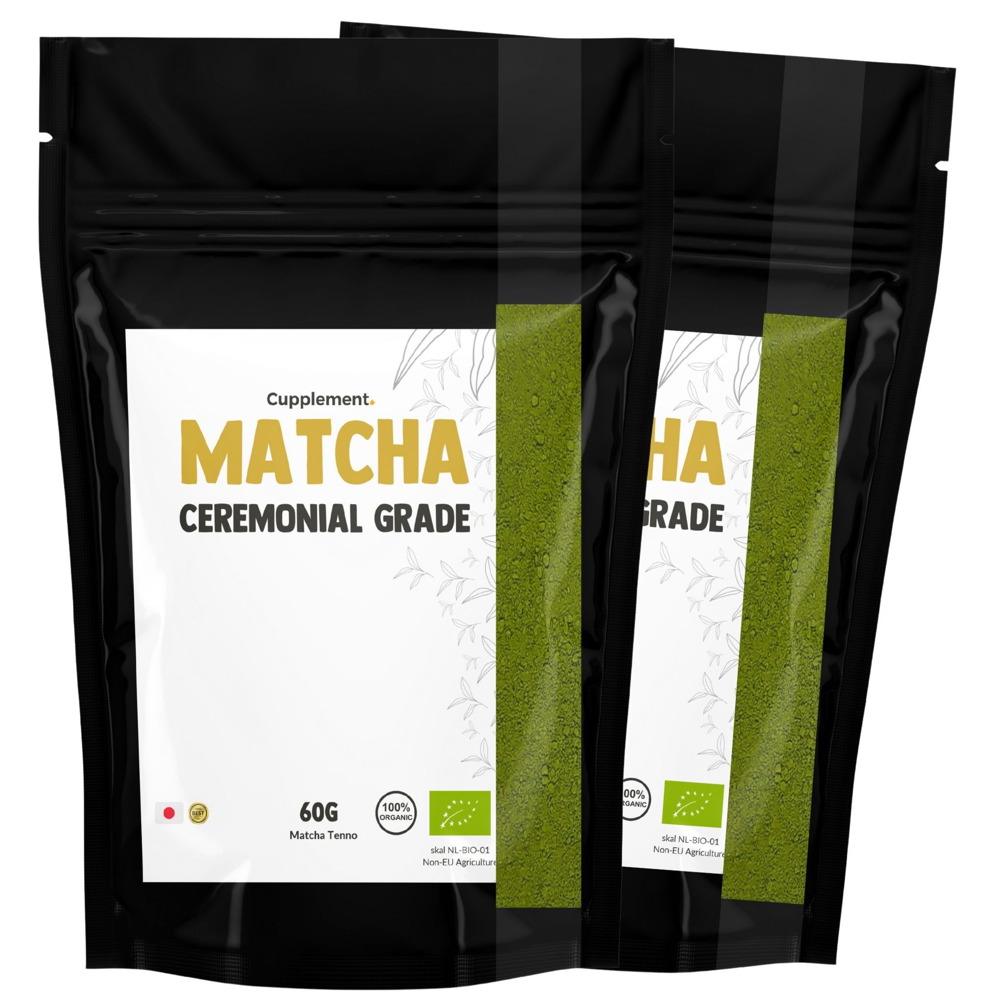 Drei schwarze Beutel mit weißem Etikett. Aufschrift: Matcha, Zeremonienqualität, 60g. Bio-Siegel.