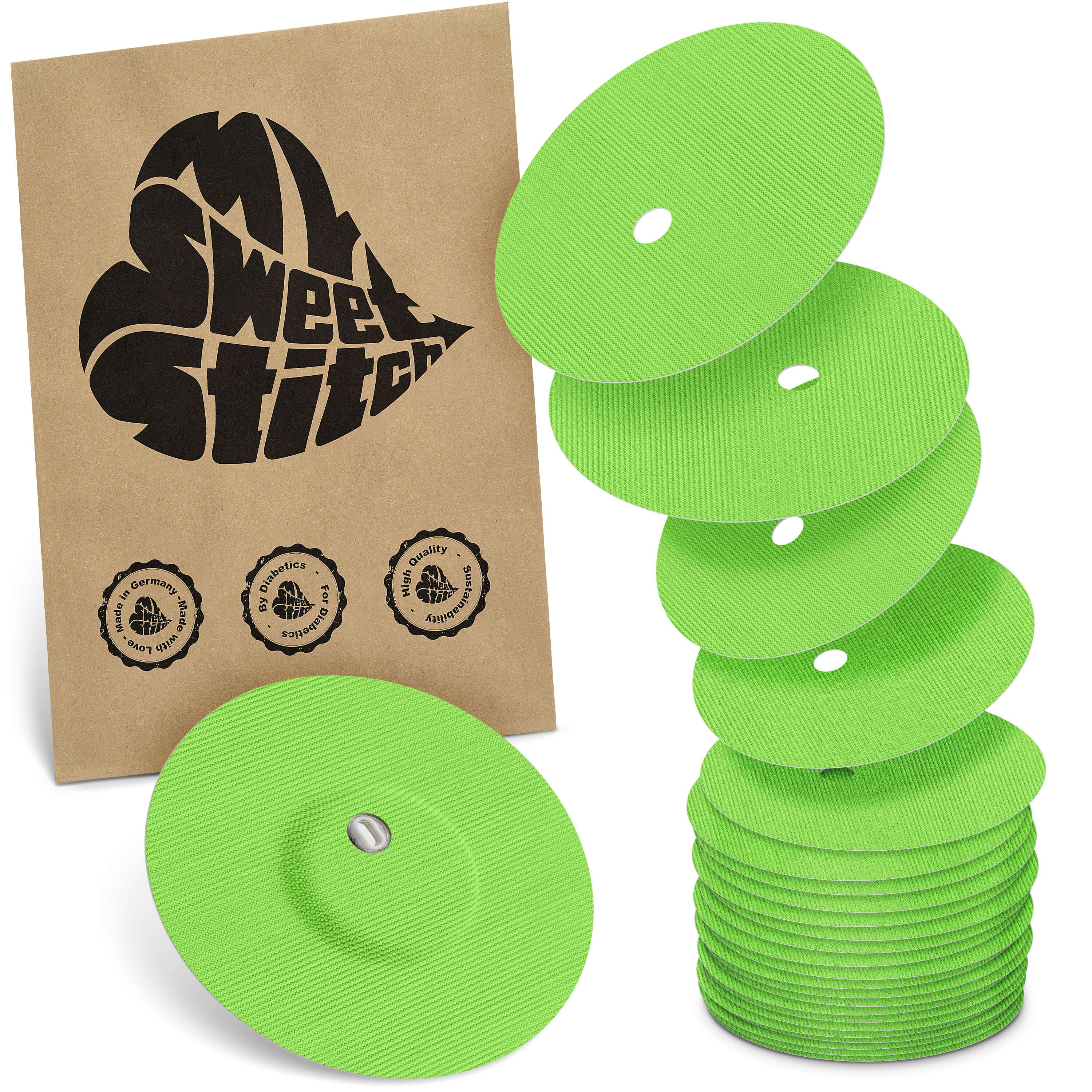 Grüne, runde Pflaster mit Belüftungsloch. Verpackung mit Logo und Qualitätssiegeln. Stapel und einzelnes Pflaster.