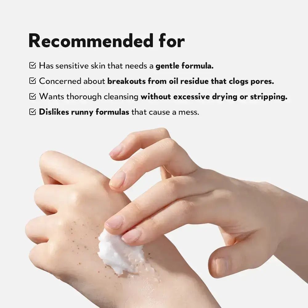 Hand trägt TIRTIR Hydro Boost Enzyme Reinigungsbalsam auf die andere Hand auf, die mit Sommersprossen bedeckt ist.