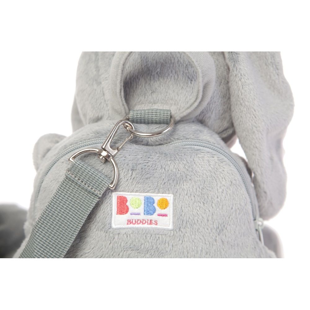 Grauer Rucksack mit Sicherheitsleine. Metallhaken und BOB BUDDIES-Logo. Reißverschluss am oberen Rand.