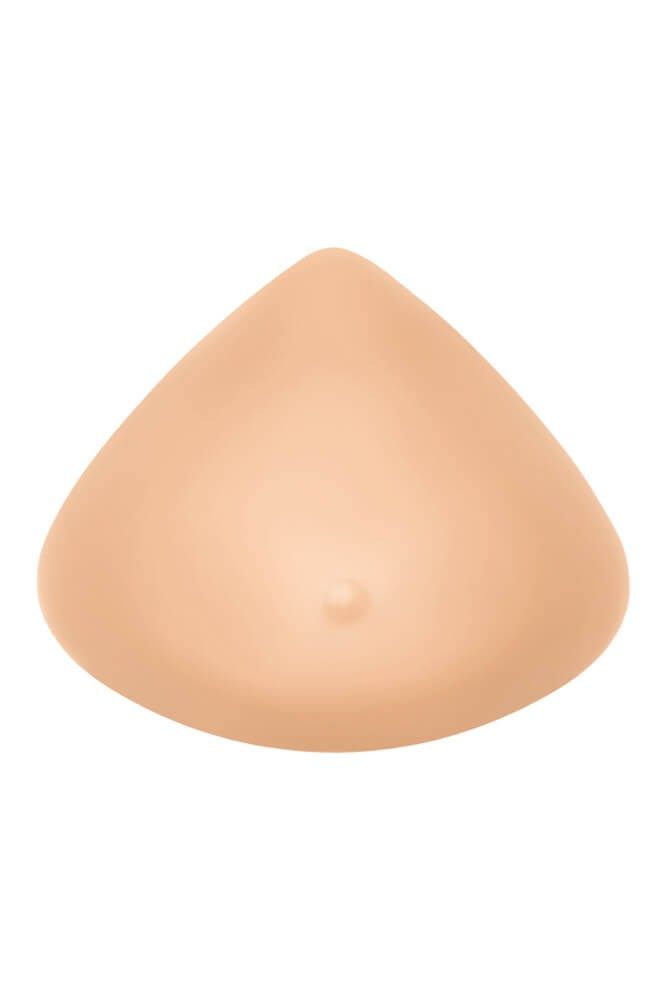 Hautfarbene Brustprothese. Dreieckige Form mit angedeuteter Brustwarze. Glatte Oberfläche.