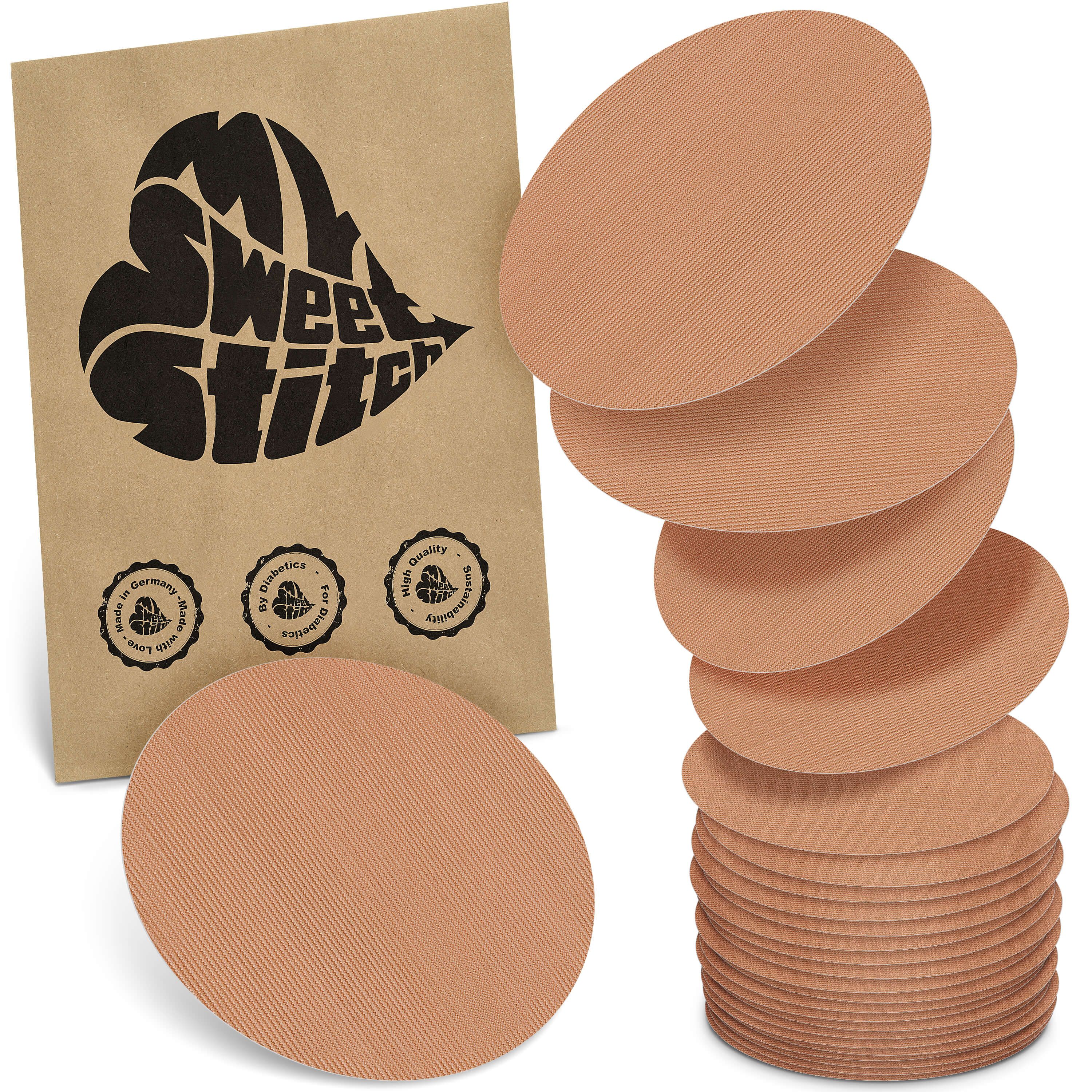 Braune, ovale Pflaster in einer braunen Verpackung. Auf der Verpackung: MySweetStitch Logo. Mehrere Pflaster liegen daneben.