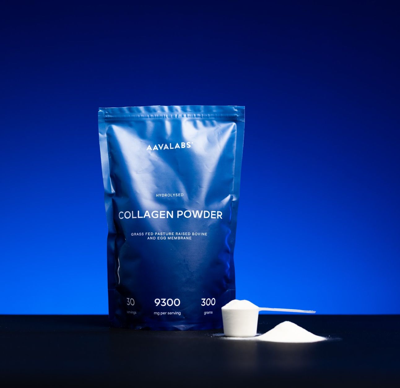 Blaue Verpackung mit Kollagenpulver, Messlöffel und Pulver. Text: AAVALABS, Kollagenpulver, 9300 mg pro Portion.