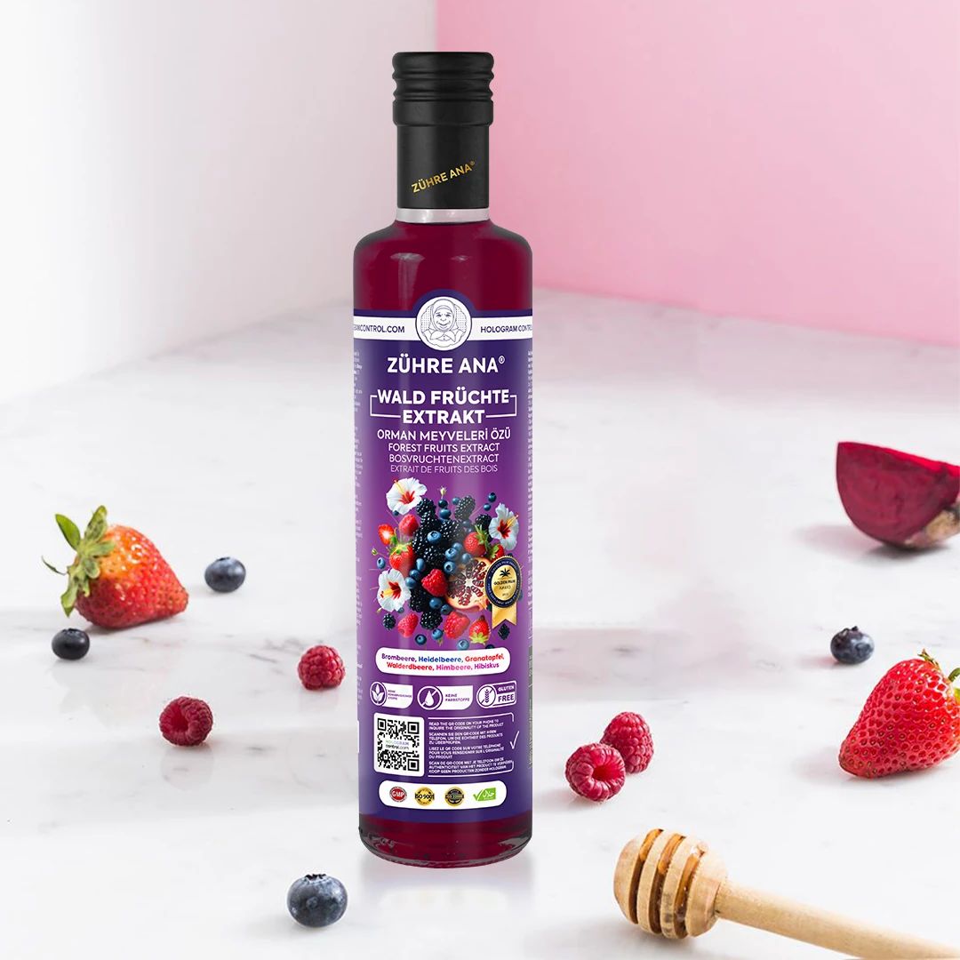 Flasche mit Waldfrüchte-Extrakt, umgeben von Beeren und einer Honigschöpfkelle.