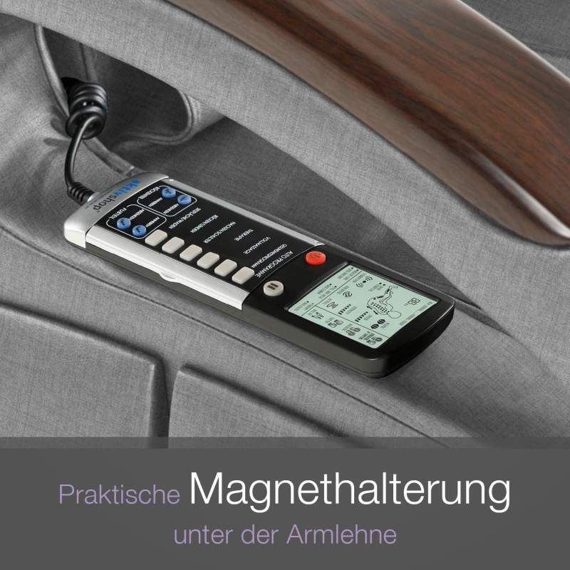 Nahaufnahme der Fernbedienung des Massagesessels. Praktische Magnethalterung unter der Armlehne.