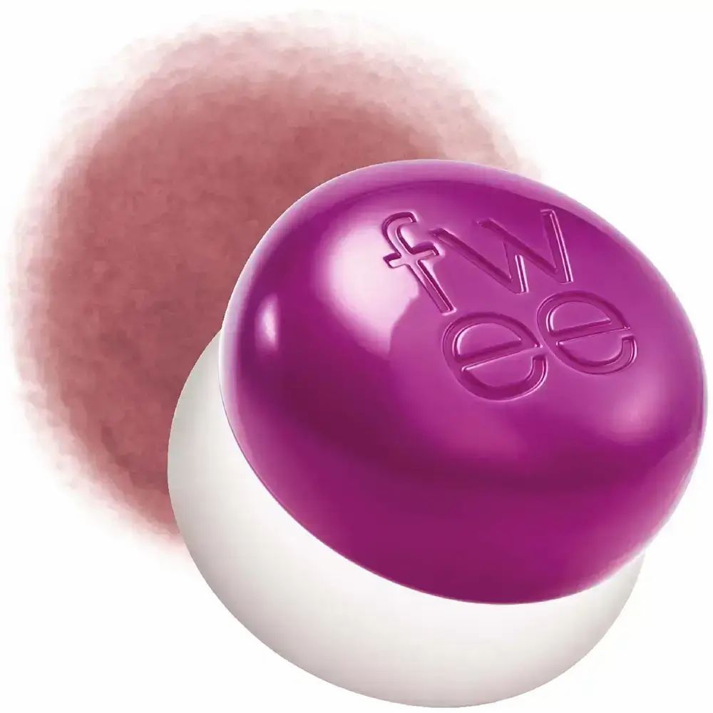 Lippen- und Wangen-Pudding-Pot, lila Deckel mit "fwee"-Logo, weißer Boden. Farbklecks im Hintergrund.