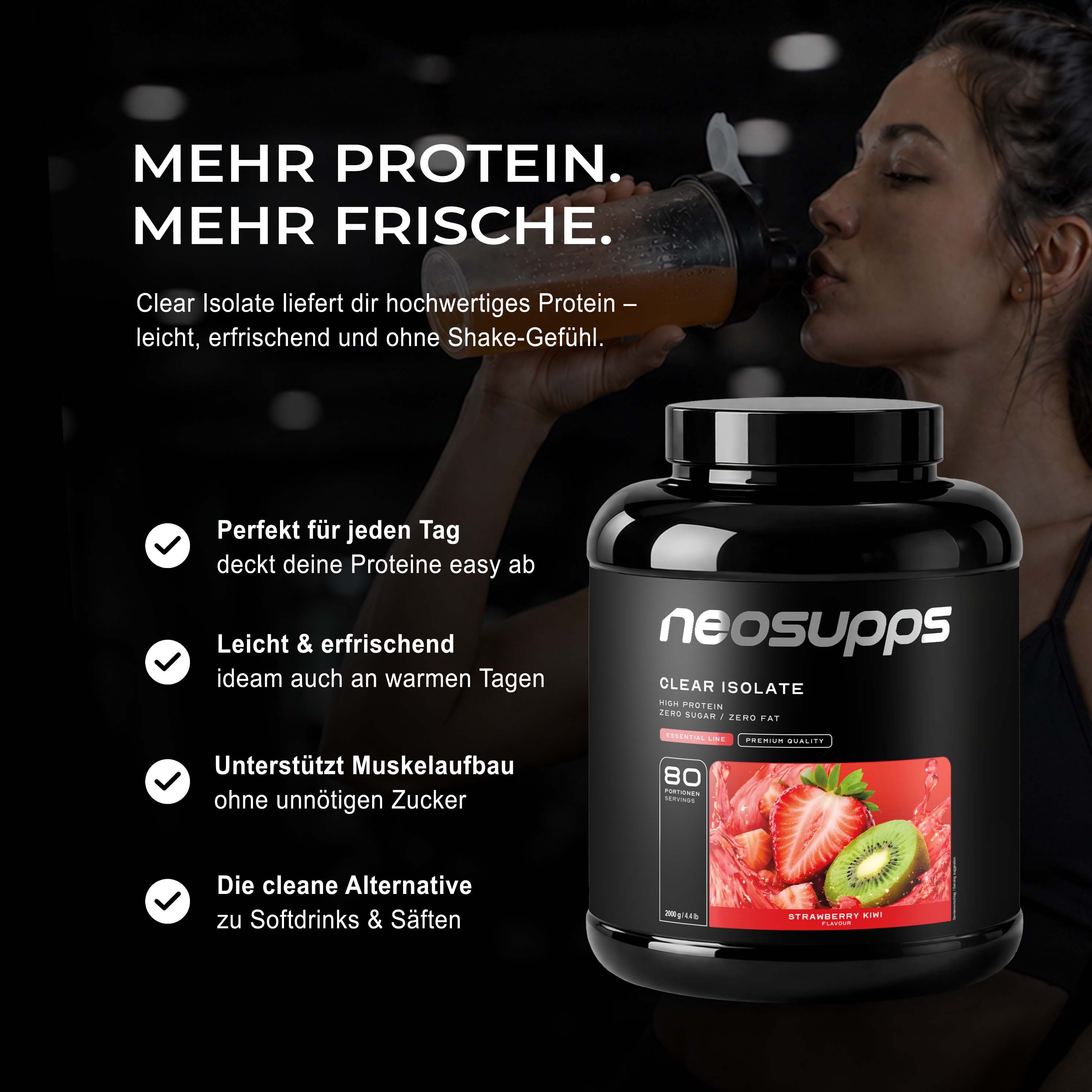 Frau trinkt aus einem Shaker neben einem Behälter Neosupps Clear Isolate Protein Pulver, Erdbeer-Kiwi-Geschmack.