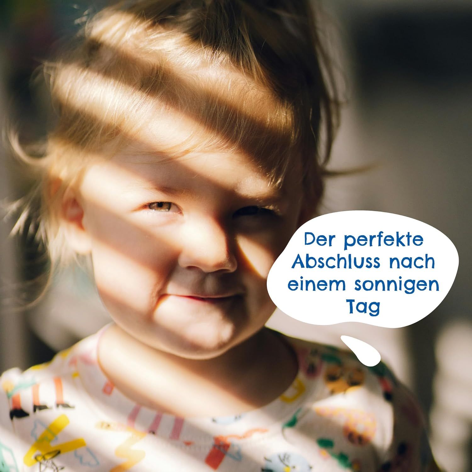 Porträt eines lächelnden Kleinkindes. Sprechblase mit Text: Der perfekte Abschluss nach einem sonnigen Tag.
