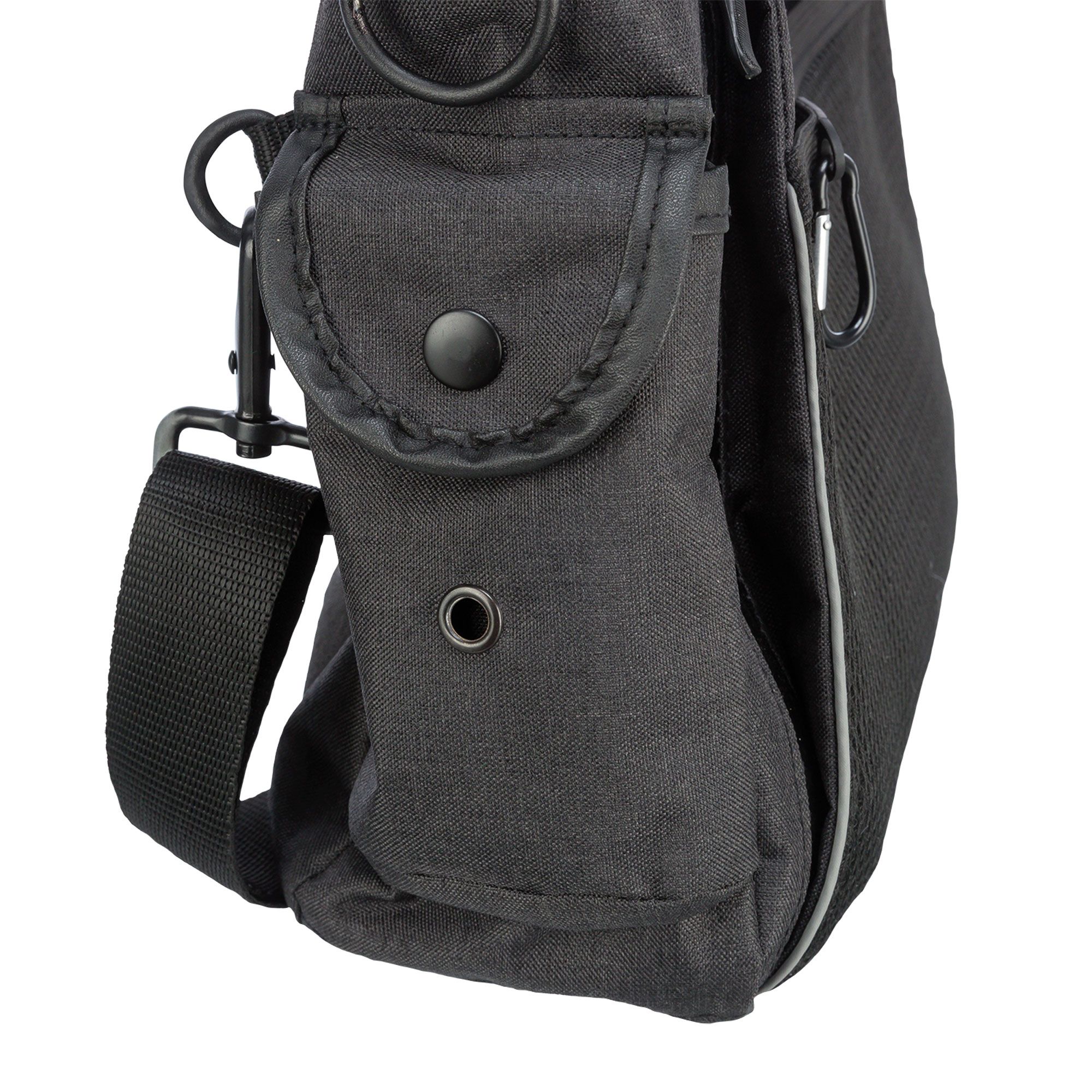 Nahaufnahme einer schwarzen Umhängetasche. Sichtbar sind eine kleine Tasche mit Knopfverschluss und ein Karabinerhaken.