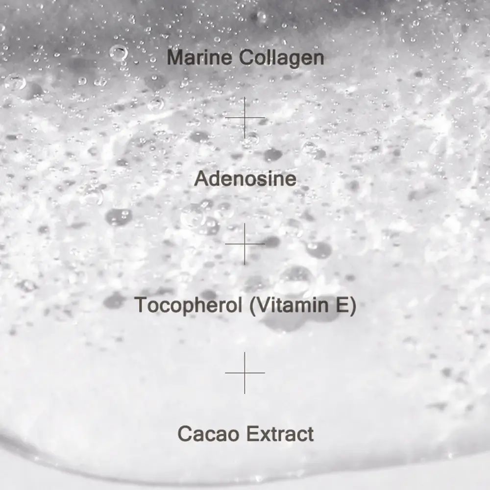 Nahaufnahme von Flüssigkeit mit Inhaltsstoffen: Marine Collagen, Adenosine, Tocopherol (Vitamin E), Cacao Extract.