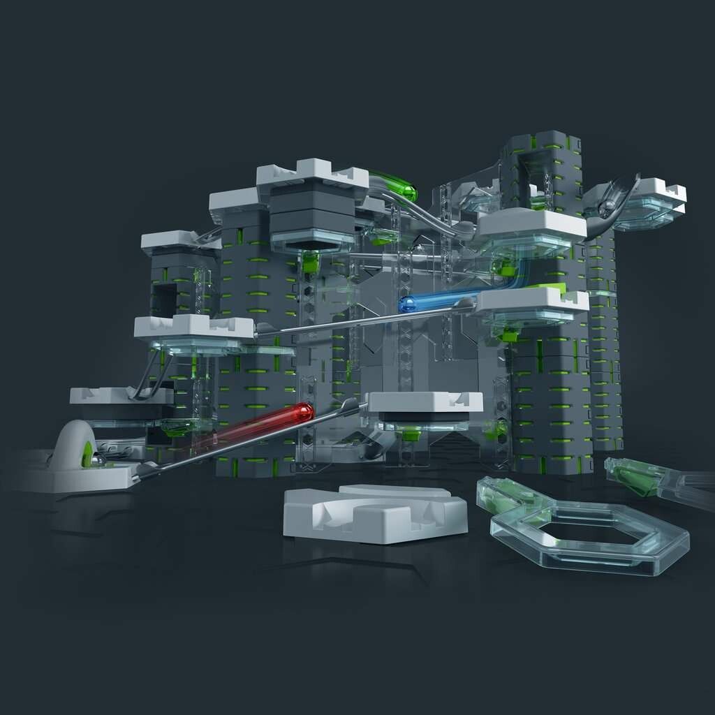 Aufbau des GraviTrax PRO Starter-Set Vertical. Graue, grüne und transparente Bauelemente. Kugeln in Bewegung. Dunkler Hintergrund.