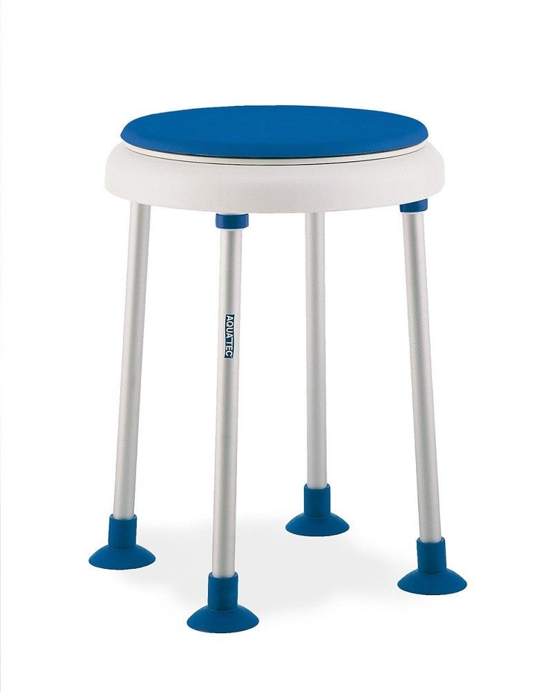 Runder Duschhocker mit blauem Sitz und weißen Rändern. Vier silberne Beine mit blauen Gummifüßen. Aquatec-Logo auf einem Bein.