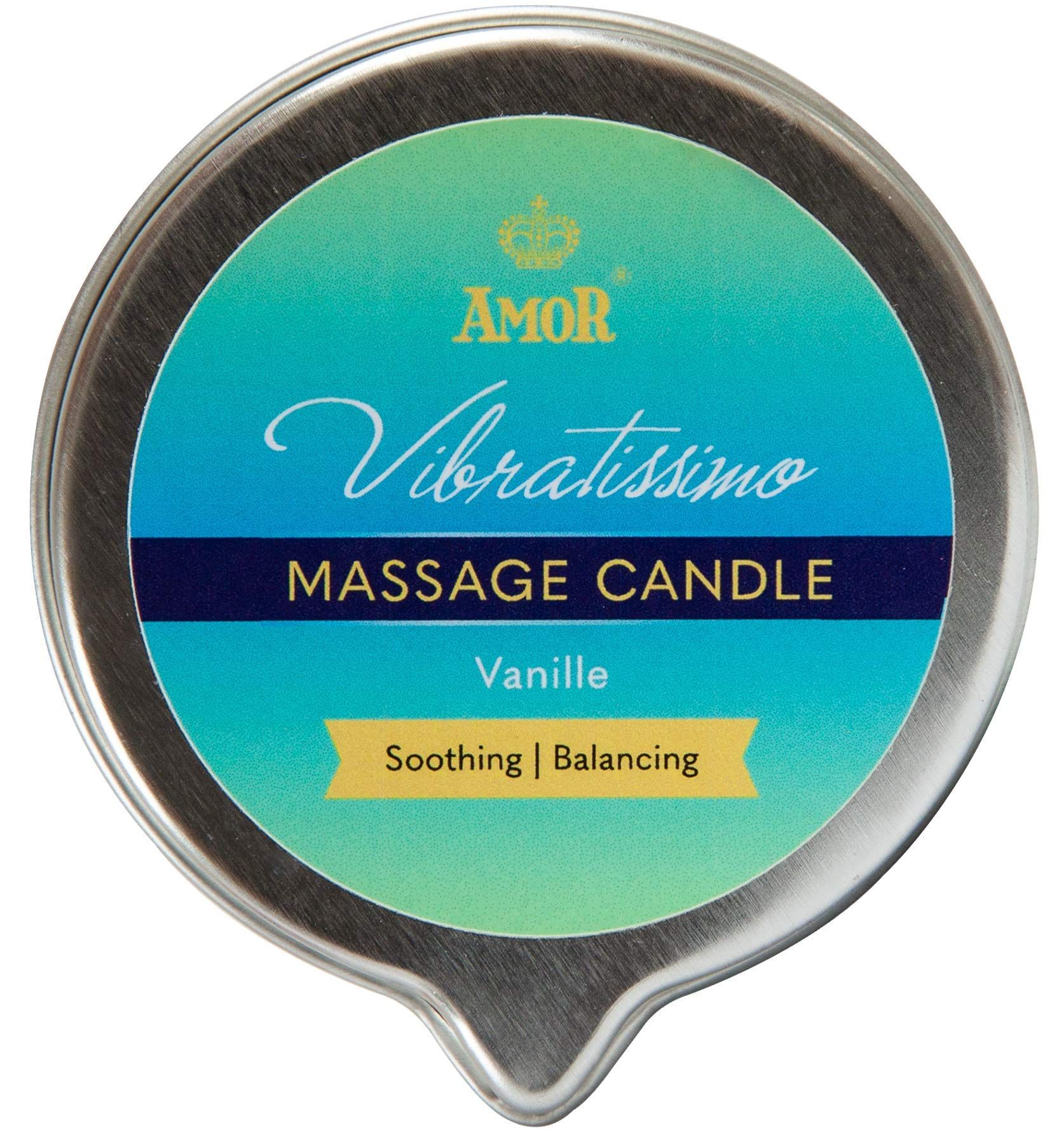Deckel einer Vibratissimo Massagekerze Vanille in Metalldose. Beschriftung: AMOR, Vibratissimo, MASSAGE CANDLE, Vanille, Soothing | Balancing.