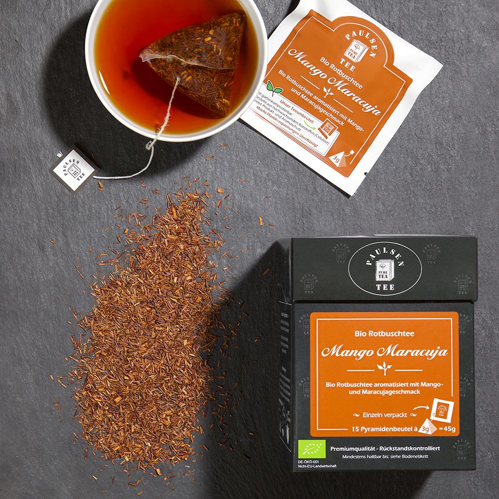 Teebeutel in Tasse und lose Teeblätter. Box mit Bio-Rooibos-Tee Mango Maracuja. Mit Bio-Siegel.
