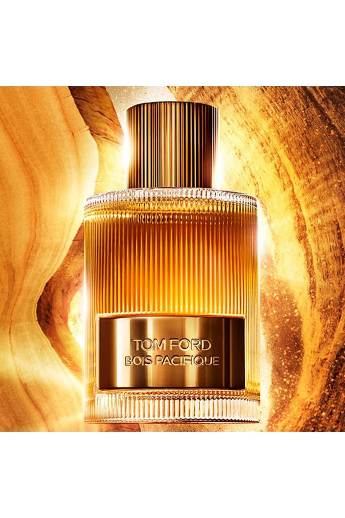 Parfümflakon mit geriffelter Glasstruktur und goldfarbenem Verschluss. Auf dem Etikett steht "TOM FORD BOIS PACIFIQUE".