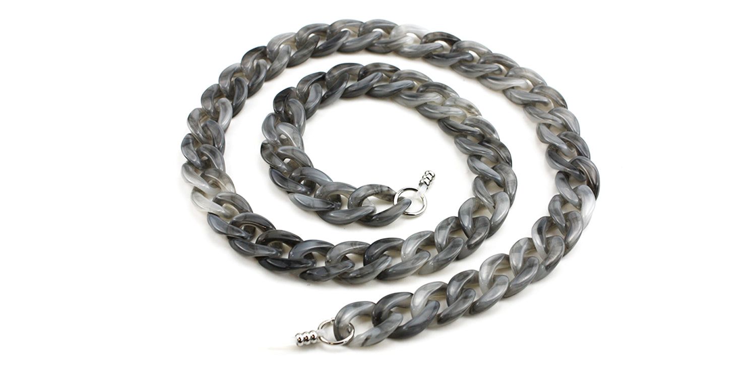 Brillenkette, grau-meliert, aus Kettengliedern. Metallverschlüsse an den Enden. Auf weißem Hintergrund.